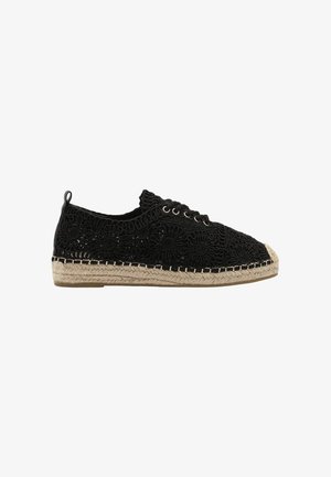 Espadrille noire avec un design en dentelle florale, bout rond, lacets à l'avant et semelle en jute tissée avec une finition texturée.
