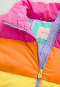 Kleurrijke pufferjack met roze, oranje, gele en lavendelkleurige panelen, voorzien van een 'Little Bird' label aan de binnenzijde en een ritssluiting.
