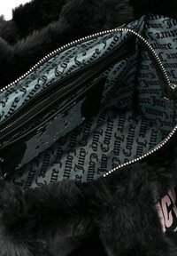 Zwarte nepbont handtasinterieur met een mintgroene voering met herhaaldelijk zwarte tekst. Bevat een ritsvak en accenten van zilverhardware.