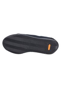 Zwarte rubberen schoenzool met een zigzagpatroon, met een oranje accent bij de hiel. Het bovenste gedeelte is van mesh, wat voor ventilatie zorgt.