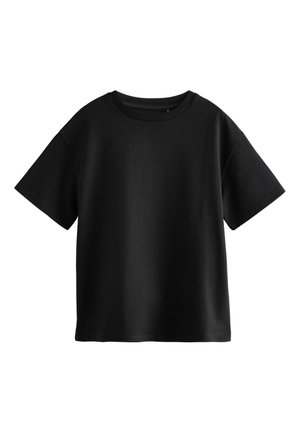Egyszínű fekete, rövid ujjú, kerek nyakú póló, laposan elhelyezve, bordázott nyakkal és normál szabással, fehér háttér előtt.