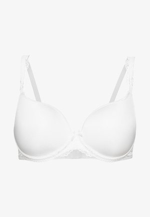 Witte gewatteerde beha met kantaccenten op de banden en onderband. Soepele textuur, onderlinge ondersteuning en een strikdetail in het midden.