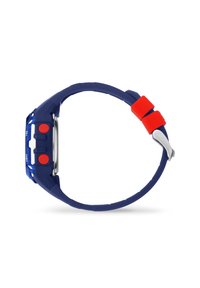Orologio digitale con cinturino in silicone blu scuro, dettagli rossi e cassa quadrata. Presenta due pulsanti rossi e componenti metallici.