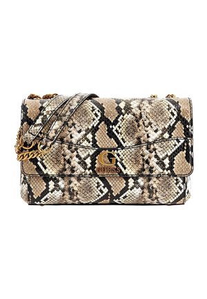 Mała prostokątna torebka na ramię z wzorem w beżowe i czarne wężowe łuski, złotym łańcuszkowym paskiem i złotym logo "G GUESS" na przedniej klapce.