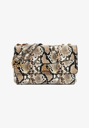 Mała prostokątna torebka na ramię z wzorem w beżowe i czarne wężowe łuski, złotym łańcuszkowym paskiem i złotym logo "G GUESS" na przedniej klapce.