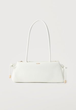 Valge ristkülikukujuline õlakott pika rihmaga, külgedel paeladetailid ning ees keskel väike kuldne brändi logo.