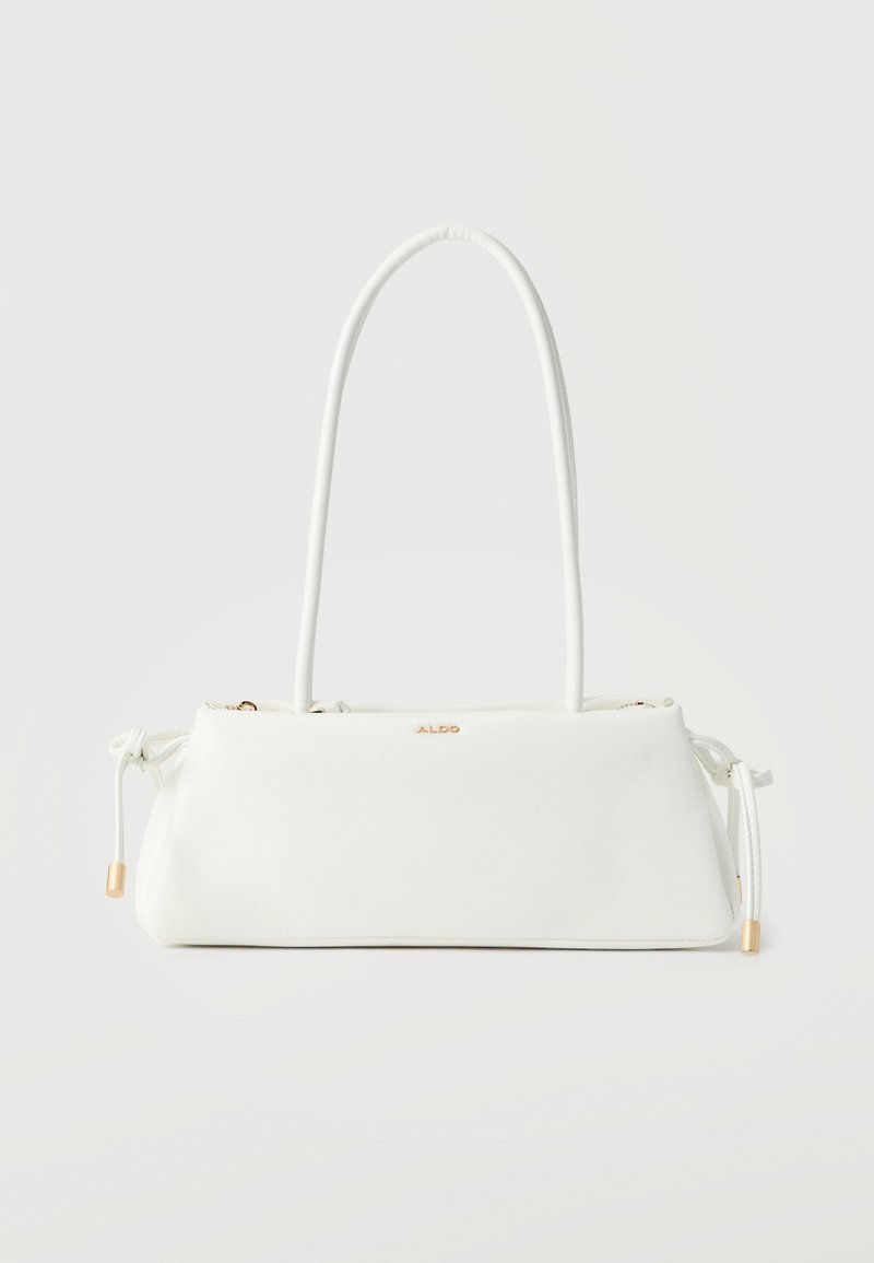 Hvit rektangulær skulderveske med lang stropp, snøring på siden og liten gullfarget merkeetikett midt foran.