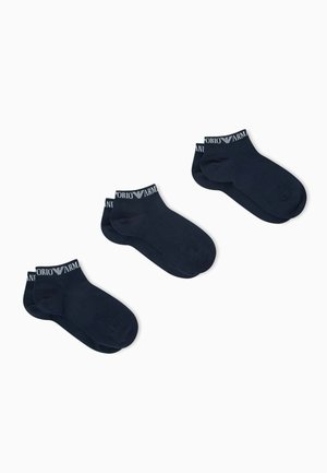 Tre paia di calzini alla caviglia neri con testo bianco "Emporio Armani" e logo sul bordo, mostrati su uno sfondo bianco.