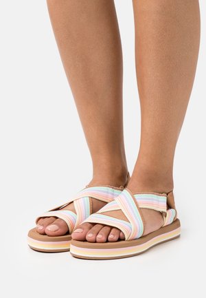 Sandaler med kryssreim laget av vevet stoff i pastellstriper, med en teksturert, polstret såle med lagdelte farger av brunt, rosa og krem.