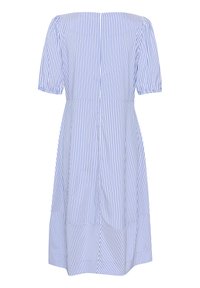 Kék és fehér csíkozott ruha rövid puffujjakkal, testhezálló szárral és bővülő szoknyával. Hátul cipzárral záródik.