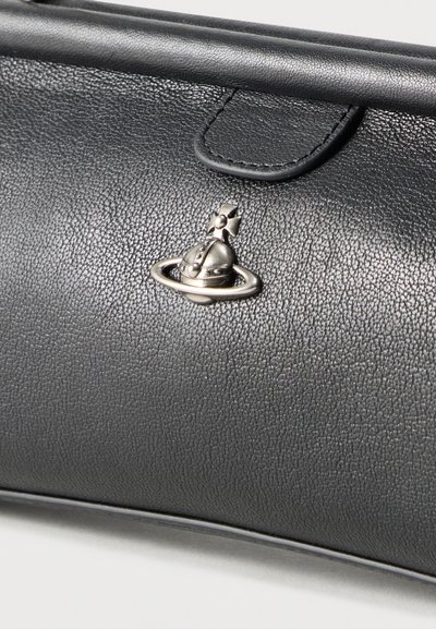 Μαύρο υφασμένο δερμάτινο πορτοφόλι χειρός με ασημένιο μεταλλικό έμβλημα σε σχήμα σφαίρας και ραμμένη θηλιά κοντά στην επάνω άκρη.