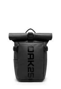 Mochila fabricada con un tejido negro duradero con cierre superior enrollable, cuenta con un bolsillo frontal con cremallera y el texto "OAK25" en letras grandes.