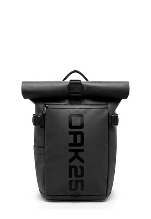 Batoh vyrobený z odolnej čiernej textílie s uzatvorením na rolovanie, ktorý má prednú zipsovú kapsu a text "OAK25" tučnými písmenami.