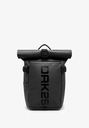 Batoh vyrobený z odolnej čiernej textílie s uzatvorením na rolovanie, ktorý má prednú zipsovú kapsu a text "OAK25" tučnými písmenami.