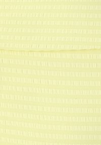 Textiel met een zachte gele kleur; heeft een ribbelpatroon met afwisselend verheven en vlakke rijen, wat visuele interesse en diepte creëert.