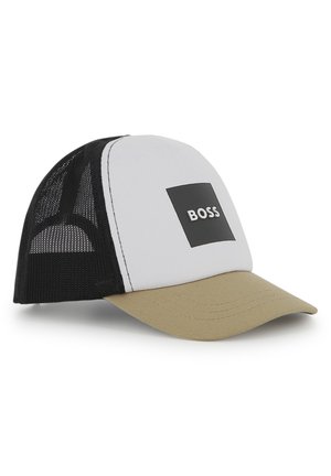 Casquette style casquette avec une visière beige, un panneau avant blanc présentant un logo carré noir avec le texte "BOSS", et des panneaux arrière en maille noire.