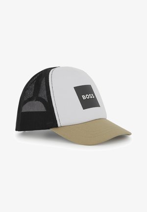 Casquette style casquette avec une visière beige, un panneau avant blanc présentant un logo carré noir avec le texte "BOSS", et des panneaux arrière en maille noire.
