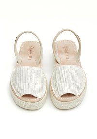 Sandalias de espadrilles blancas tejidas con los dedos al aire, correas tipo ante y suela beige cosida, que presentan una parte superior texturizada para un mejor agarre.