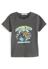Grå bomulds T-shirt med et farverigt motocross-graphic med en rytter og ternede flag. Korte ærmer, rund halsudskæring og stikninger.