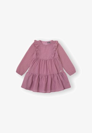 Vestido rosa de manga larga con tela texturizada, acentos con volantes a lo largo del escote y un diseño de falda fruncida y acampanada en capas.