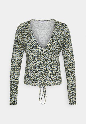 Overdel i letvægtsstof med et blomsterprint med gule og blå blomster på en mørk baggrund. Lange ærmer og bindedetalje ved taljen.