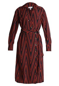 Abito lungo con colletto, caratterizzato da un motivo a zigzag in rosso e nero, realizzato in un tessuto liscio. Include bottoni e una cintura legata in vita.
