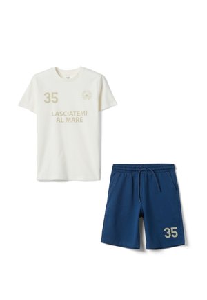 T-shirt blanc à manches courtes avec les inscriptions "35" et "LASCIATEMI AL MARE", associé à un short bleu à cordon avec le numéro "35".