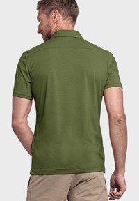 Olivgrünes Poloshirt mit Kragen, kurzen Ärmeln und glatter Textur. Merkmale ein sauberes Design mit dezenten Stickdetails auf der Rückseite.