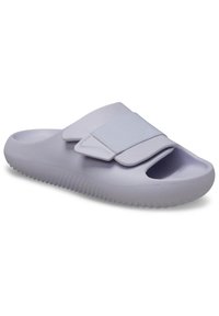 Sandalia de deslizamiento de lavanda clara con una suela gruesa y texturizada, punta abierta y una amplia correa ajustable en la parte superior para un ajuste seguro. Material suave y flexible.