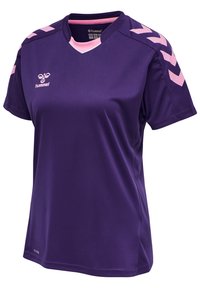 Maillot de sport violet avec un design à col en V, accents roses et motifs en chevron noirs sur les manches ; fabriqué dans un tissu lisse et léger.