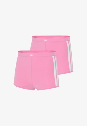 Zwei Paar pinkfarbene Sportshorts mit weißen dreifachen Streifen an den Seiten und einem kleinen weißen Logo am Bund.