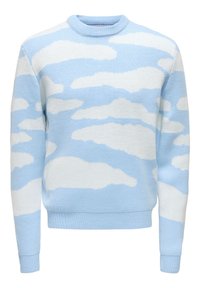 Pull en tricot bleu clair avec un motif de nuages blancs duveteux, col rond, poignets et ourlet côtelés.