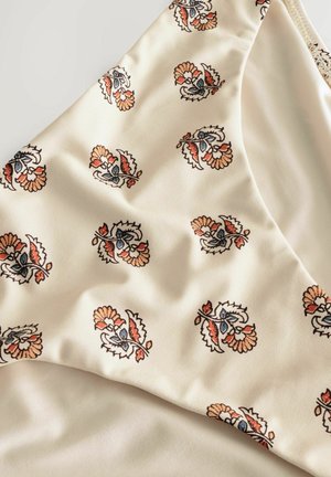 Monivärinen kukkakuosiset kangas, jossa on kermaisen pehmeä koostumus ja monimutkaisia yksityiskohtia, joissa on oranssia, sinistä ja mustaa korostusta.