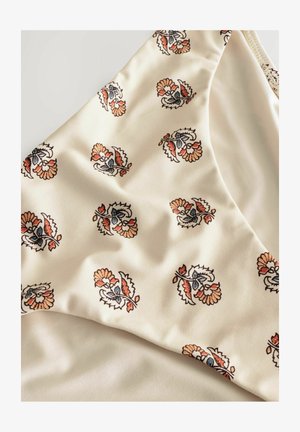 Flerefarvet blomsterprintet stof i creme med glat tekstur og indviklet detaljering, der har orange, blå og sorte accenter.