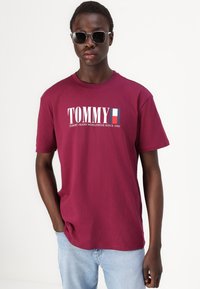 Tommy Jeans Μπλουζάκι με στάμπα - valley grape