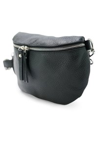 Zwarte leren heuptas met een textuur, zilveren ritssluiting en kwastdetail. Beschikt over een zijriem voor gemakkelijk dragen.