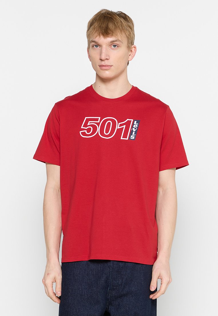 T-shirt rouge en coton à manches courtes avec une inscription blanche « 501 » et « Levi's » sur le devant, col rond et coupe standard.