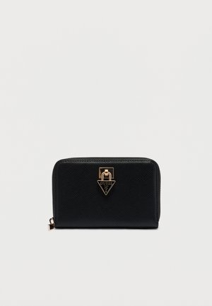 Schwarze, strukturierte Rundum-Reißverschluss-Geldbörse mit goldenem, dreieckigem Guess-Logo und Verschluss auf der Vorderseite vor weißem Hintergrund.