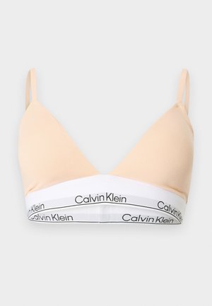 Beige dreieckige Bralette mit dünnen Trägern und weißem elastischem Band mit wiederholtem schwarzem "Calvin Klein"-Logo.