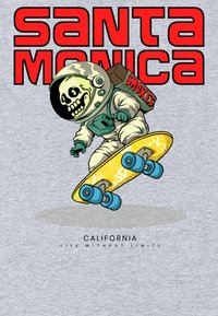Grafika kostlivce v astronautském obleku, jak jezdí na žlutém skateboardu s modrými koly, na šedém pozadí s tučným červeným textem.