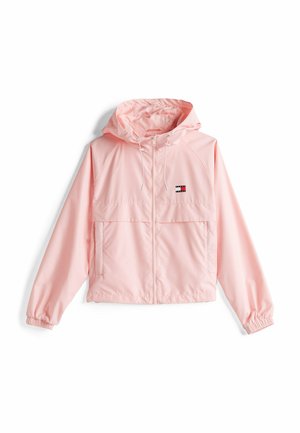 Chaqueta rosa con cremallera y capucha, dos bolsillos frontales, puños elásticos y un pequeño logo en la parte izquierda del pecho. Tela suave y ligera.