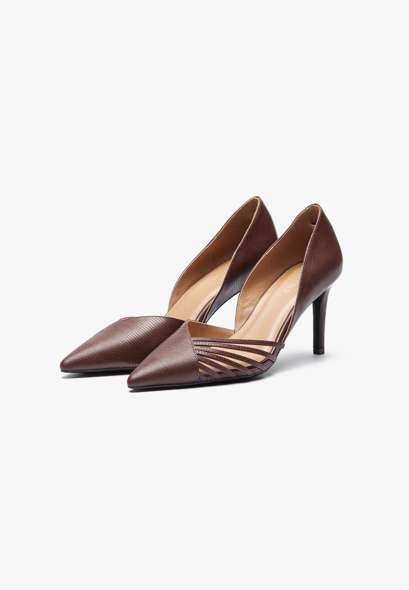 Los tacones altos marrones con punta afilada presentan cuero texturizado, detalles de corte lateral y un delgado tacón de aguja. Forro interior suave.