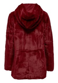 Diep rode nepbont hooded coat gezien vanuit de achterkant, met lange mouwen en een zachte, pluche textuur.