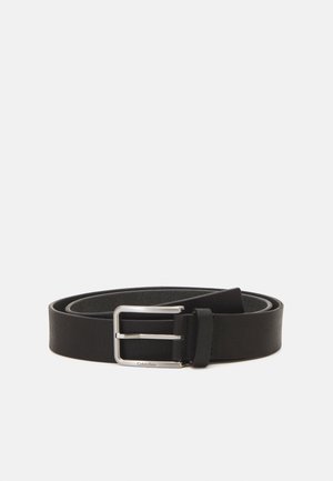 Cinto de couro preto com uma fivela de metal prateada, apresentando uma textura suave e um design simples e clássico.