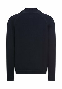 Marineblauwe gebreide trui, ronde hals, geribbelde manchetten en zoom, gladde textuur, raglanmouwen, eenvoudig en klassiek ontwerp zonder zichtbare patronen.