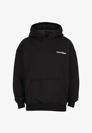 Crna kapuljača s prednjim kenguruvim džepom i bijelim logotipom "DROPSIZE" na gornjem lijevom dijelu prsa.