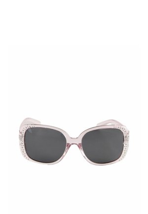 Lunettes de soleil surdimensionnées de couleur rose avec des verres gris foncé. Présente des accents transparents avec de petits strass sur les bords extérieurs de la monture.