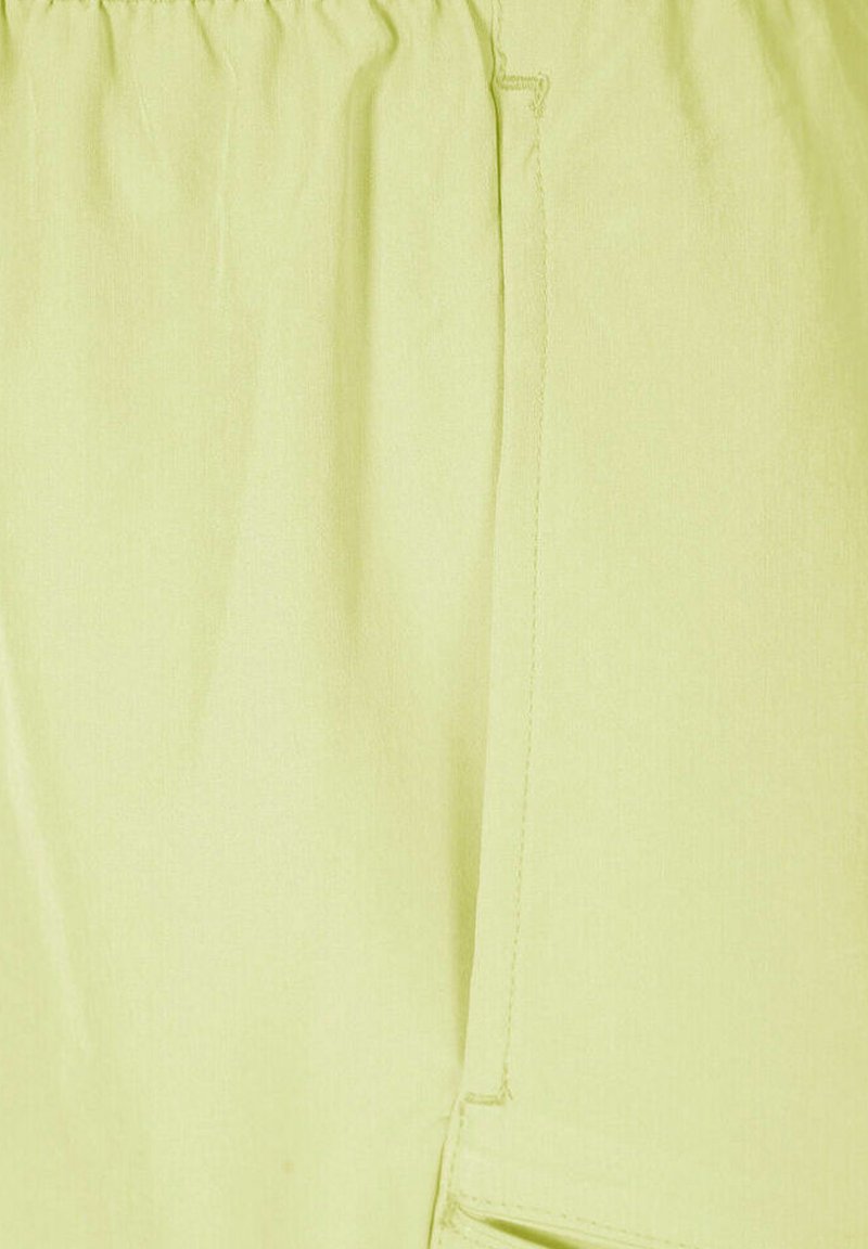 Jasnozielone szorty wykonane z gładkiego materiału z elastycznym pasem. Posiadają boczną kieszeń i staranne szwy wzdłuż krawędzi.