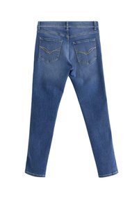 Jeans in denim blu con vestibilità slim, cinque tasche e dettagli di cucitura dorata sulle cuciture delle tasche posteriori. Il tessuto sembra liscio e resistente.