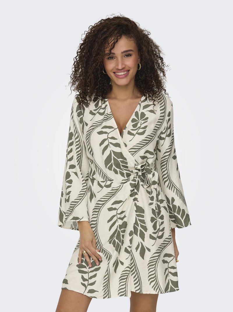 Vestido cruzado en crema con patrones de hojas verdes, de manga larga y con la cintura ajustable. Su textura ligera y suave realza su silueta fluida.